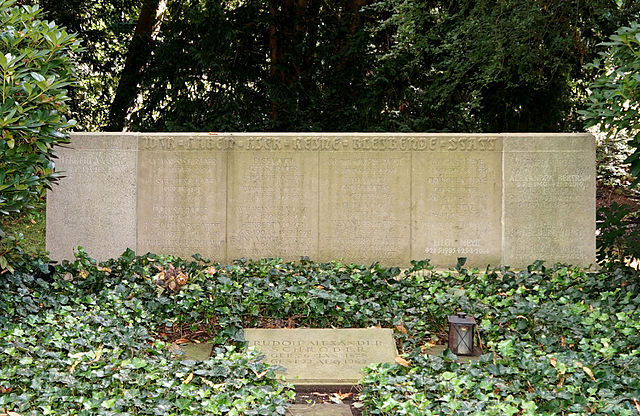 Grabmal Schröder in Bremen, Riensberger Friedhof U581-584, 589-590