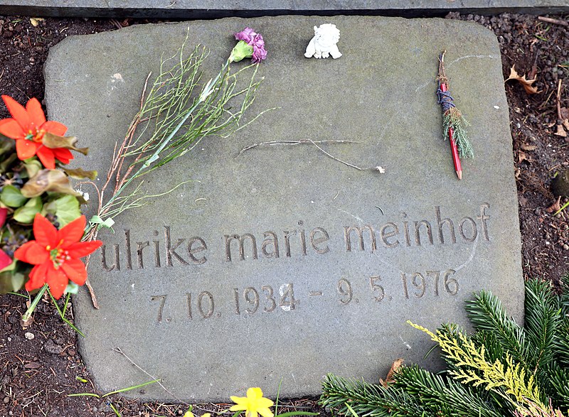 File:Grabstein Ulrike Meinhof April 2022.jpg