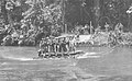 Amerikanske marinesoldater krydser Matanikau-floden på en tømmerflåde i november 1942.