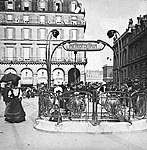 Guimard - Entourage du Palais-Royal.jpg