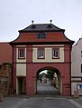 Göllheim, Dreisener Tor, Feldseite; zierlicher Mansardwalmdachbau, Spätrokoko, bezeichnet 1781, Architekt Johann Jost Sebastian, Dreisen; 1781 als Teil der ehemaligen Göllheimer Ortsbefestigung, anstelle der mittelalterlichen Rosenthaler Pfordt (Unterste Pfordt) errichtet. Ursprünglich Erhebungsstelle für den Wegezoll. Seit 1798als Arresthaus des Kantonsund später als Wohnraum genutzt. 1974 durch LKW Unfall schwer beschädigt und wieder aufgebaut. used on 1 pages in 1 wikis