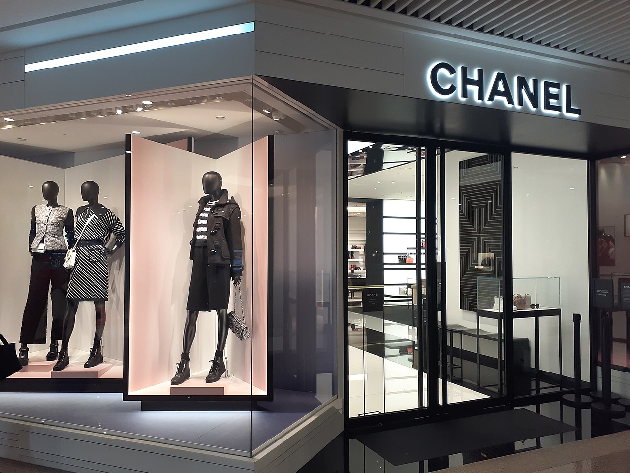 File:HK CWB 銅鑼灣 Causeway Bay 時代廣場 Times Square mall shop Chanel clothing  September 2021 SS2  - Wikimedia Commons