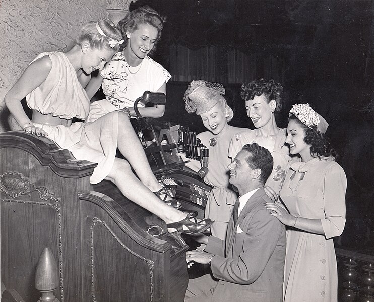 File:Hal Pearl, Aragon Ballroom Organist and Audience.jpg