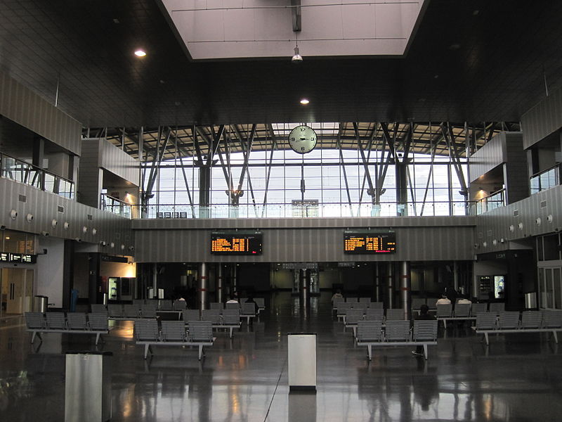 File:Hall Estación Burgos Renfe.JPG