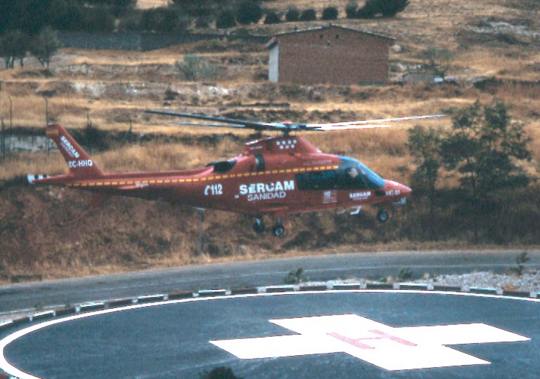 Archivo:Helicóptero del SERCAM aterrizando en Brea de Tajo.tif