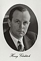 Schwarz-Weiß-Porträt eines Anzug und Krawatte tragenden Mannes mit Geheimratsecken