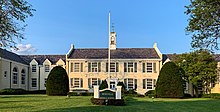 The front of Hicksville Middle School. Hicksville Middle School, New York.jpg