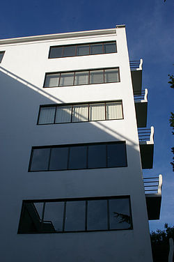 Corner detail of Highpoint 1, showing balcony profiles