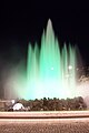 Der schön beleuchtete Hochstrahlbrunnen auf dem Schwarzenbergplatz in Wien