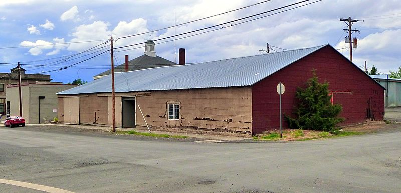 File:Hollen and Sons warehouse SE 1 - Condon Commercial HD 32 - Condon Oregon.jpg