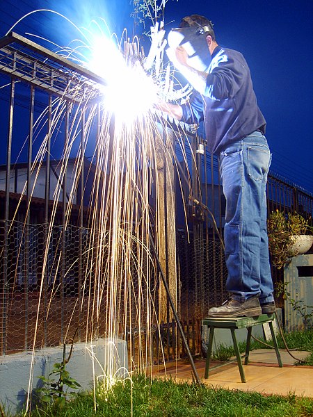 File:Hombre Soldando.jpg