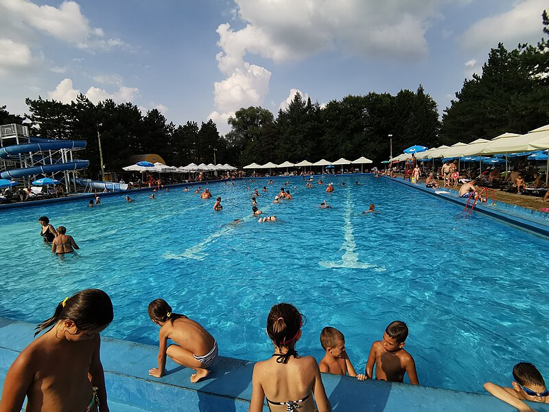 File:Hotel vrujci bazeni sezona leto 2019 godine u Banji Vrujci.jpg