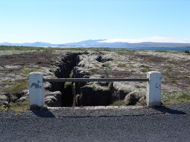 File:Iceland Crack 4357.JPG