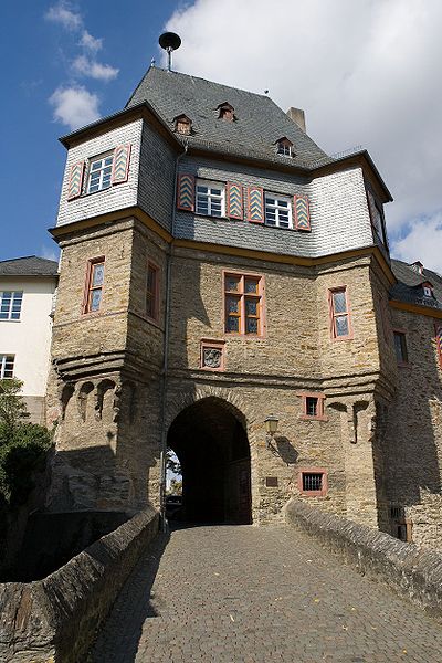 File:Idstein Torbogengebäude-Vorderseite.jpg