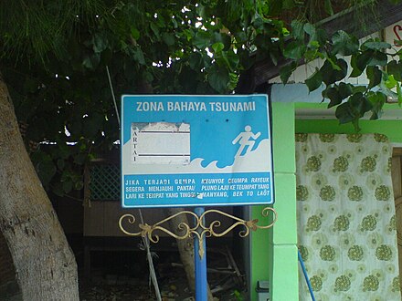 Bilingual tsunami warning sign in Indonesian and Acehnese