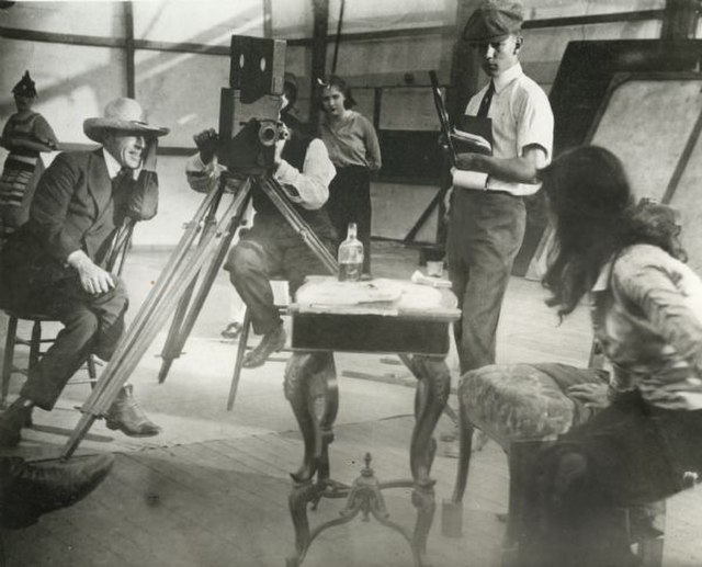 Left to right: Griffith, cameraman Billy Bitzer (behind Pathé camera), Dorothy Gish (watching from behind Bitzer), Karl Brown (keeping script) and Mir