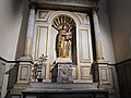 Autel à la Vierge avec l'enfant Jésus-Christ qui tient le monde. Imitation du marbre avec boiseries et stuc.