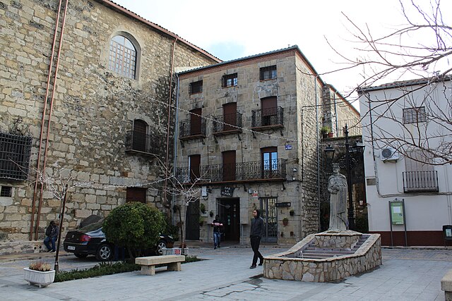 Vista de la plaza en honor a Fernando III el Santo en Iznatoraf.