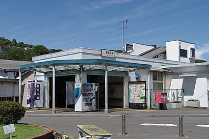 JR Higashi-Zushi station 2018.jpg