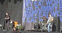 Jimmy Eat World sahnede performans sergiliyor