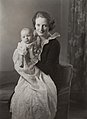 Diana con su hijo Julian Sandys en 1937, de Bassano