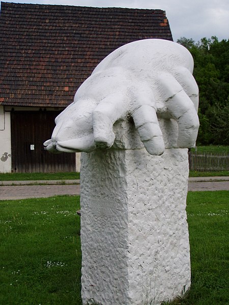 File:Käsemilben-Denkmal.jpg