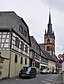 Kiedrich, Suttonstraße mit Eberbacher Hof (links) und Blick zur Pfarrkirche St. Valentin
