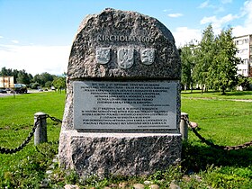 Pomnik bitwy pod Kircholmem w Salaspils k. Rygi z napisami łotewskim i polskim oraz herbami Litwy, Polski i Kurlandii.