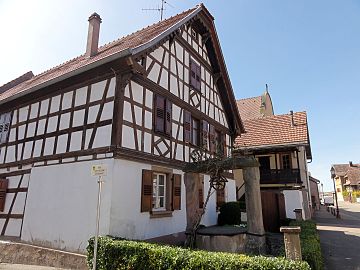 Casa con entramado de madera y pozo