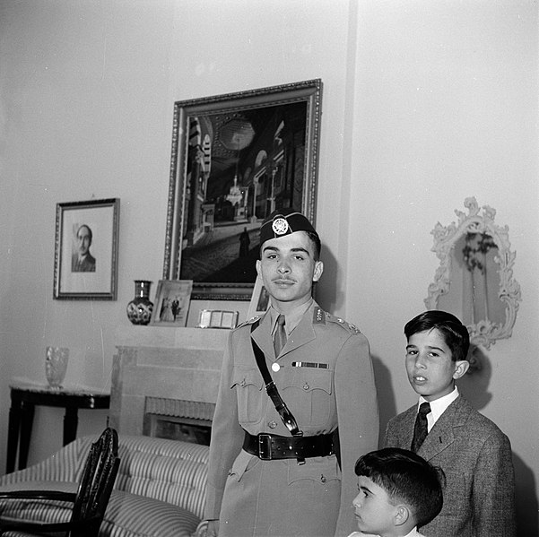 File:Koning Hussein met jongere familieleden, prins Hassan en prins Mohammad, Bestanddeelnr 255-5070.jpg