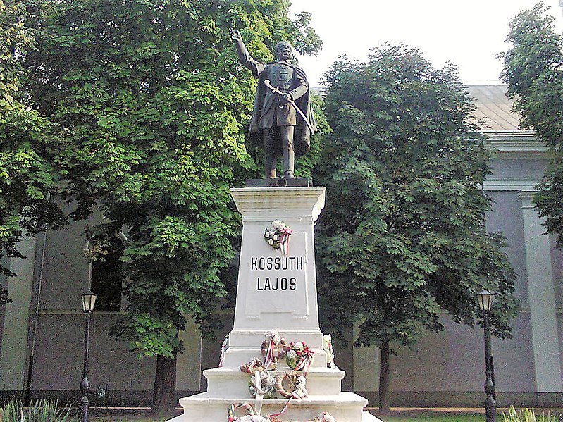 File:Kossuth Lajos szobra Nagyszalontán - 1.jpg