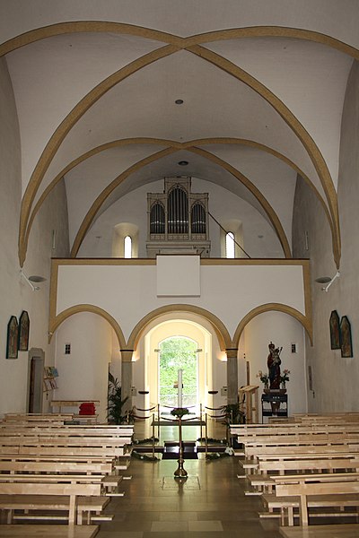 File:Kritzendorf Kirche Innen 2.JPG