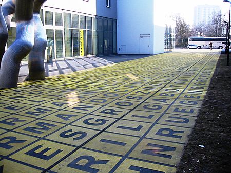 Kuehn Malvezzi Markierung Glaslager vor der Berlinischen Galerie