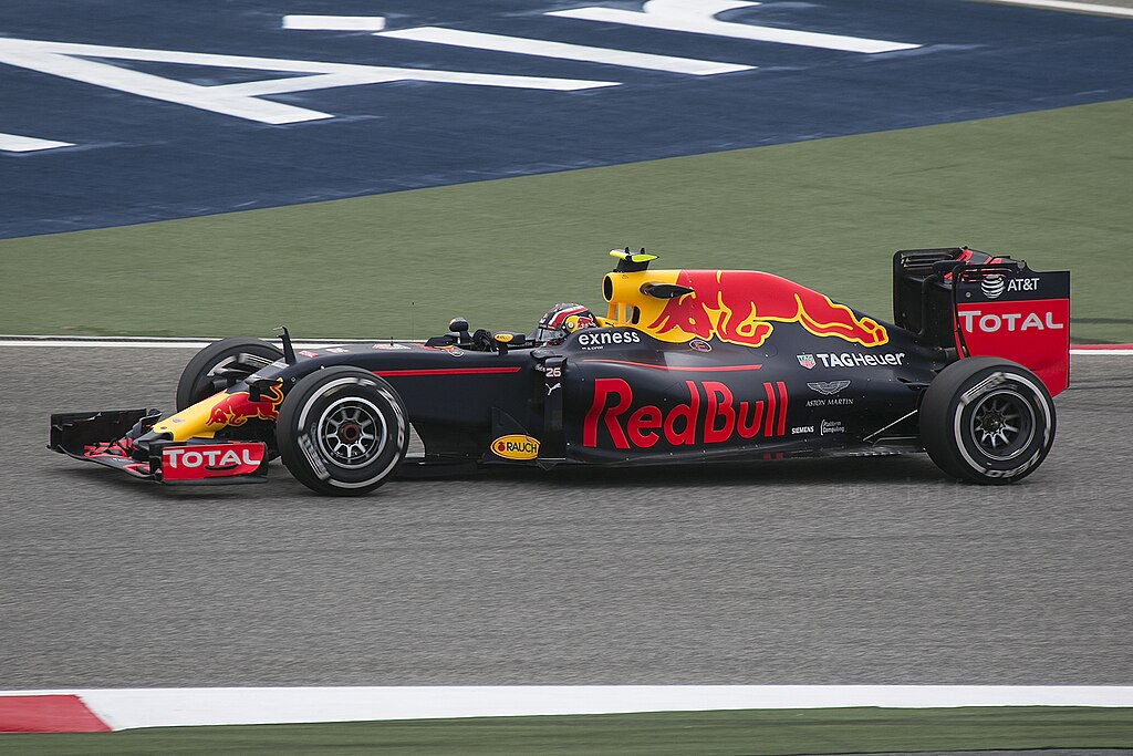 1024px-Kvyat_Bahrain_2016.jpg