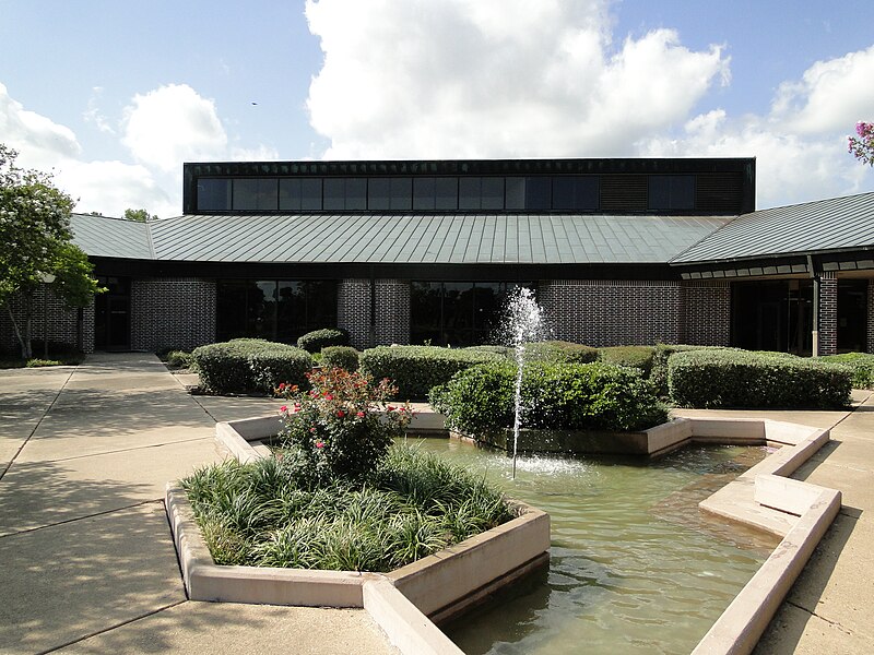 File:LUJGrayCenterFountain.jpg