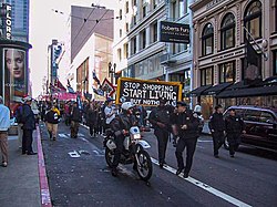 Kuva San Franciscossa vuonna 2000 pidetystä Älä osta mitään -päivän mielenosoituksesta.