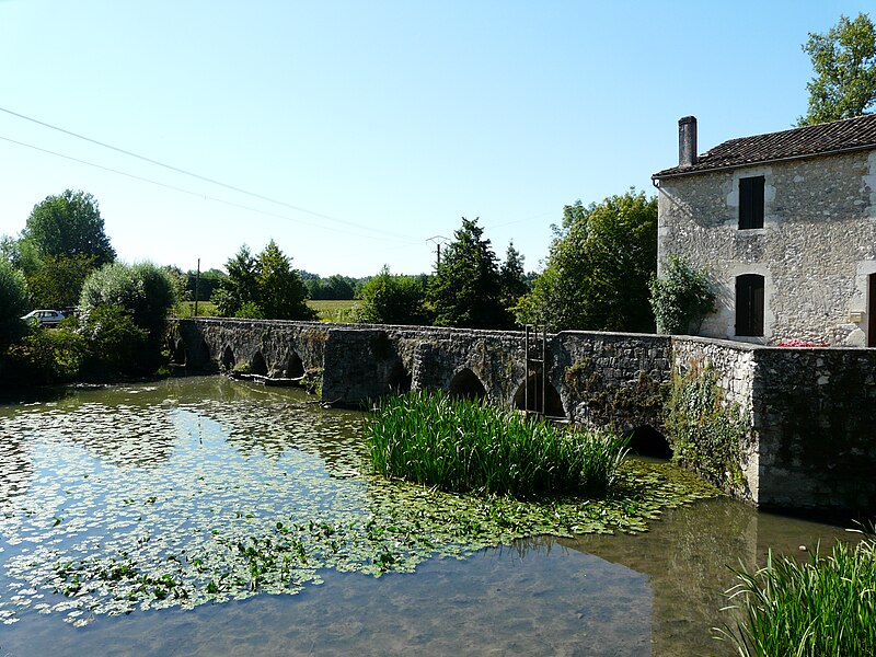 File:La Sauvetat-du-Dropt vieux pont (2).JPG