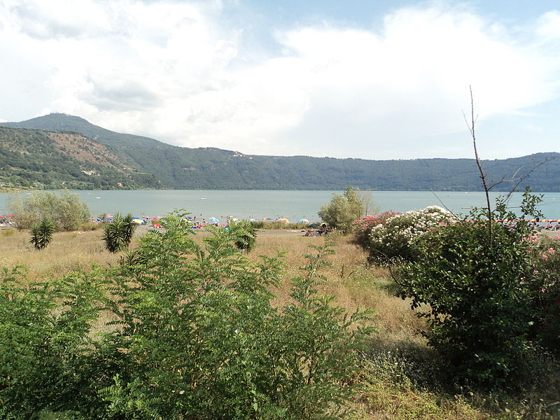 File:Lago di Albano, a Castel Gandolfo 30.JPG