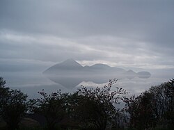 飄霧的洞爺湖（2010年5月）