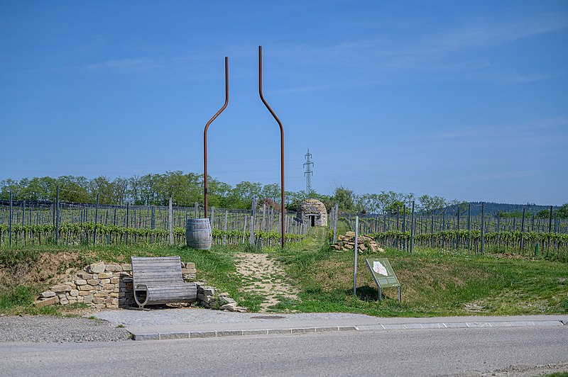 File:Langenlois Weinweg Weingartentor-8256.jpg