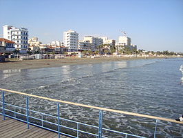 Strand bij de pier van Larnaca