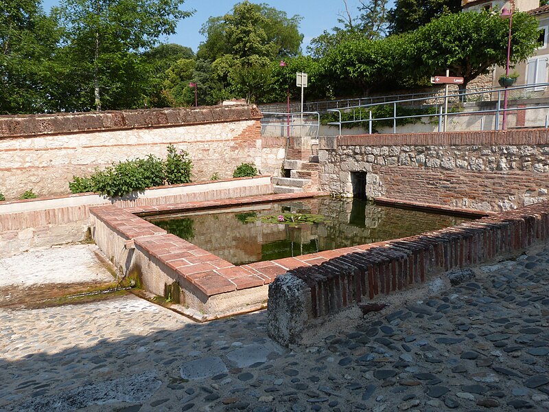 File:Lavoir à Pommevic.jpg