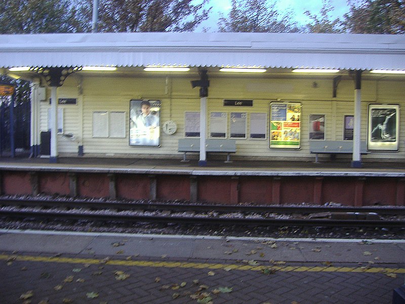 File:Lee station platform - geograph.org.uk - 2206781.jpg