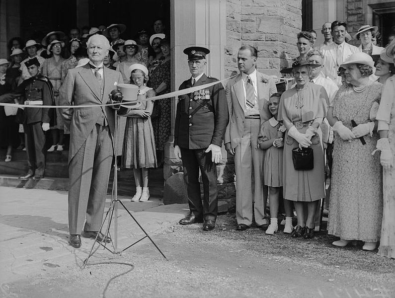 File:Lieutenant-Governor Dr. Bruce opens Casa Loma to the public (Fonds 1244, Item 4121).jpg