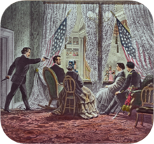 Bildo de Lincoln estanta filmita fare de Booth sidante en teatrobudo.