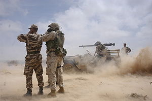 Soldados marroquíes y Marines estadounidenses con un vehículo M151, realizando un disparo con un CSR SPG-9 de 73 mm sin retroceso durante las maniobras African Lion 2005, en Tan Tan, Marruecos