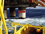 Produktionsriggen Statfjord A lastar ombord container på Balder Viking