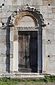 Luicciana, la 'canonica', antica cattedrale di s.m. assunta di mariana, portale del 1119 ca. 01.jpg