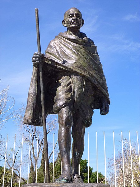 File:Madrid - Plaza Joan Miró, Monumento a Mohandas K. Gandhi 2.jpg