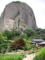 雄馬耳山と銀水寺。一帯はツルマサキの自生地である